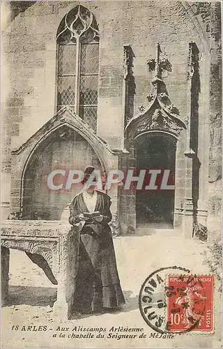 Cartes postales Arles Aux Aliscamps Arlesienne a la chapelle du Seigneur Folklore