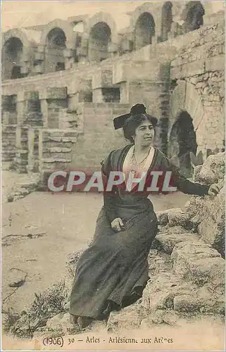 Cartes postales Arles Arlesienne aux Arenes Folklore