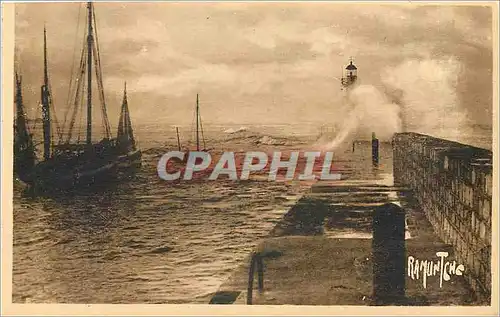 Ansichtskarte AK Ile d'Oleron La Cotiniere Le Jetee par grosse mer Phare Bateau