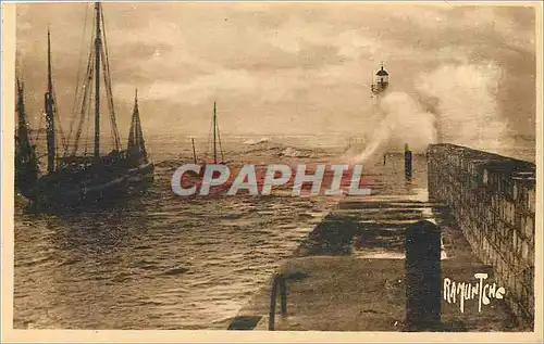Cartes postales Ile d'Oleron La Cotiniere Le Jetee par grosse mer Phare Bateau