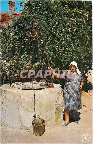 Cartes postales moderne Ile d'Oleron Char Marit Oleronaise Coiffee de la Kiss not a cote d'un vieux Puits