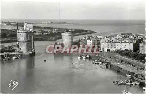 Cartes postales moderne La Rochelle Ch Mme Le Port Au fond Les deux Tours