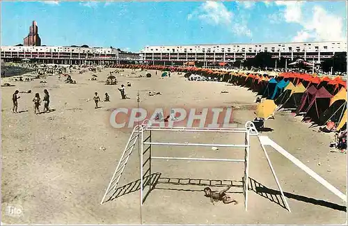 Cartes postales moderne Royan La Plage devant le Front de Mer Le Clocher de l'Eglise Notre Dame