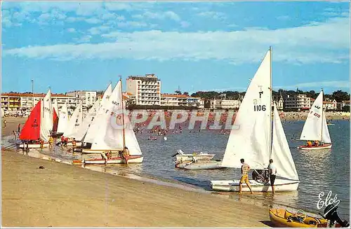 Cartes postales moderne Royan Les Preparatifs pour la regate sur la Grande Plage Catamaran Bateaux