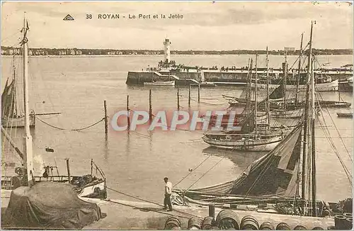 Ansichtskarte AK Royan Le Port et la Jetee Phare Bateaux