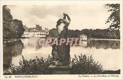 Ansichtskarte AK Fontainebleau Le Palais Le Pavillon et l'Etang