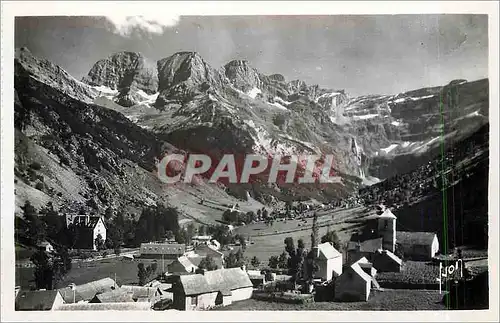 Ansichtskarte AK Cirque de Gavarnie Htes Pyr Le Village et au fond le Massif du Marbore et le Cirque