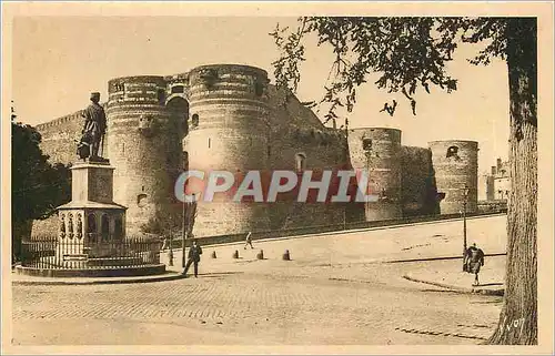 Ansichtskarte AK Angers Maine et Loire Le Chateau et la Statue du Roi Rene