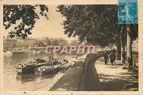 Cartes postales Bords de la Seine au Quai du Louvre Bateaux Peniches