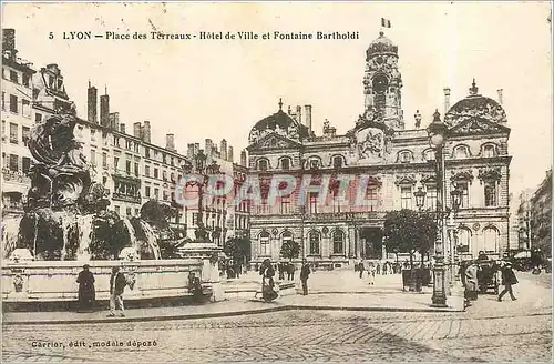 Cartes postales LYON-Place des Terreaux-Hotel de Ville et Fontaine Baetholdi