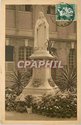 Ansichtskarte AK La Statue de Sainte Therese de l'Enfant Jesus dans la cour d'entree du Carmel de Lisieux