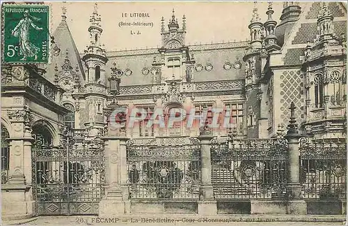 Cartes postales Fecamp La Benedictine Cour d'Honneur vue sur la rue