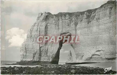 Ansichtskarte AK Etretat S Mme L'Aiguille vue a travers la Manneporte