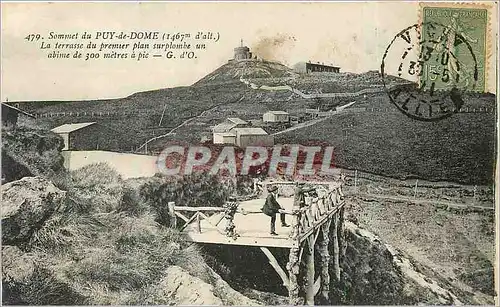 Cartes postales Sommet du Puy de DOME-La terrasse du premier plan surplombe un abime de 300 m a pic