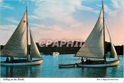 Cartes postales moderne SAILING IN THE BROADS Bateaux