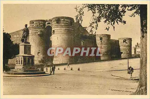 Ansichtskarte AK Angers Maine et Loire Le Chateau et la Statue du Roi Rene