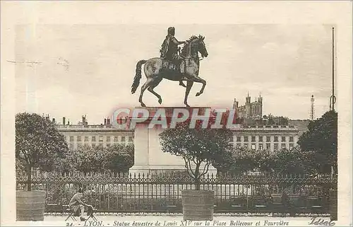 Cartes postales Lyon Statue equestre de Louis XIV sur la Place Bellecour et Fourviere