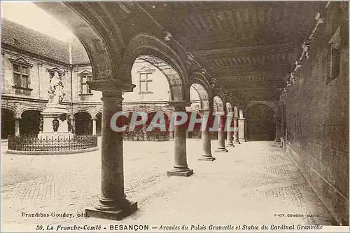 Ansichtskarte AK BESANCON Arcades du Palais Granvelle et Statue du Granvelle