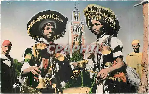 Cartes postales SCENE ET TYPES. Les Porteurs d'eau et la Koutoubia