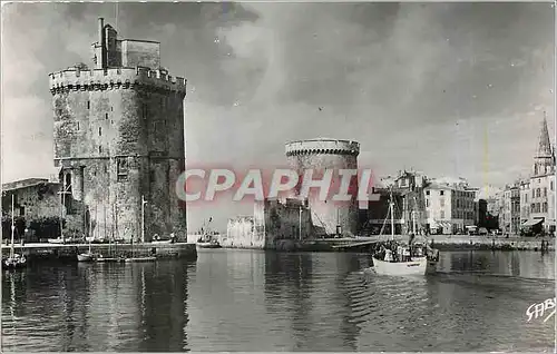 Moderne Karte LA ROCHELLE (Ch-Mrne) Les Tours de l'Entr�e du Port Bateau