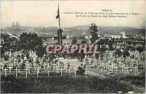 Ansichtskarte AK Verdun Cimetiere Militaire du Faubourg Pave le plus important de la Region au centre la Tombe de