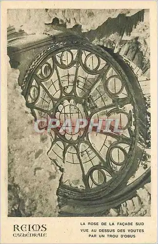 Ansichtskarte AK Reims Cathedrale la rose de la facade sud vue au dessus des voutes par un trou d'obus