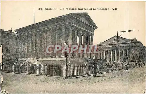 Cartes postales Nimes La Maison Carree et le Theatre