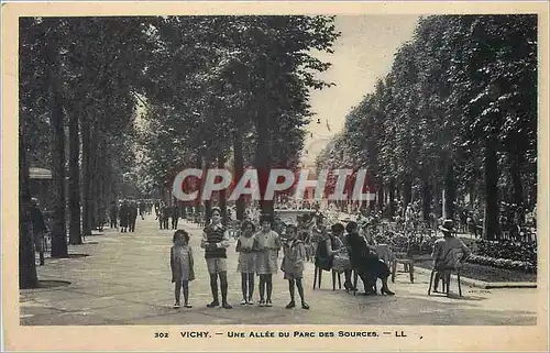 Cartes postales Vichy Une Allee du Parc des Sources Enfants