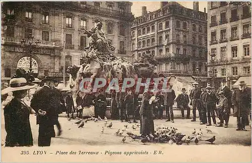 Ansichtskarte AK Lyon Place des Terreaux Pigeons apprivoises