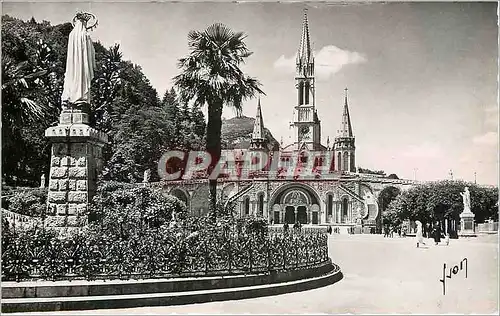 Cartes postales moderne Lourdes Htes Pyrenees La Basilique et la Vierge de l'Esplanade