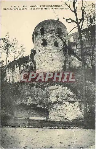 Cartes postales Angouleme Historique Dans le jardin vert Tour ronde des anciens remparts