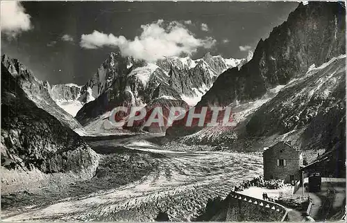 Cartes postales moderne Mer de Glace chapeau sur les grandes Jorasses et animations a la gare de Montenvers