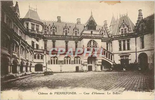 Cartes postales Chateau de Pierrefonds cour d'honneur le beffroi