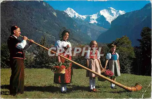 Cartes postales moderne Alphornblaser mit Trachtengruppe Monch und Jungfrau Suisse