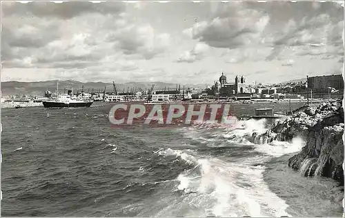 Cartes postales moderne Marseille Deport d'un Courrier A droite la Cathedrale Bateau