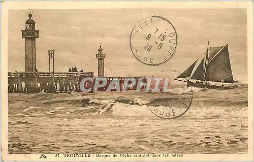 Cartes postales Trouville Barque de Peche rentrant dans les Jetees Phare Bateau