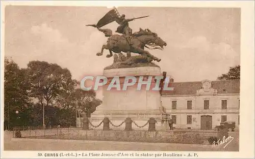 Cartes postales Chinon - La Place Jeanne d'Arc et la Statue par Roulleau