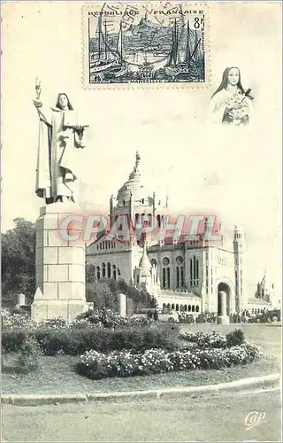 Ansichtskarte AK Lisieux - avenue de Sainte-Therese vers la statue et la Basilique