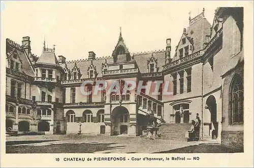 Cartes postales Ch�teau de Pierrefonds Cour d'honneur Le beffroi