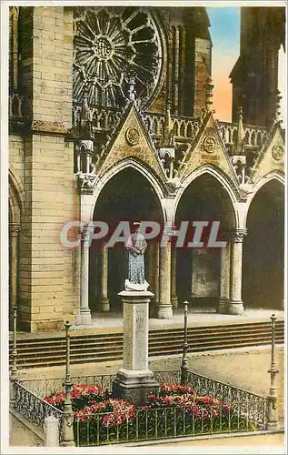 Ansichtskarte AK Pontmain facade de la basilique et colonne de l'Apparition