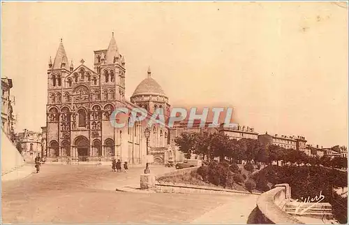 Ansichtskarte AK Sous le ciel de France Angouleme la cathedrale et un coin du rempart Desaix