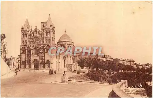 Cartes postales Sous le ciel de France Angouleme la cathedrale et un coin du rempart Desaix