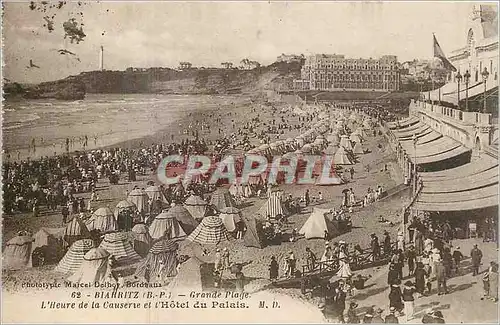 Ansichtskarte AK Biarritz B P grande plage l'heure de la Causerne et l'hotel du palais