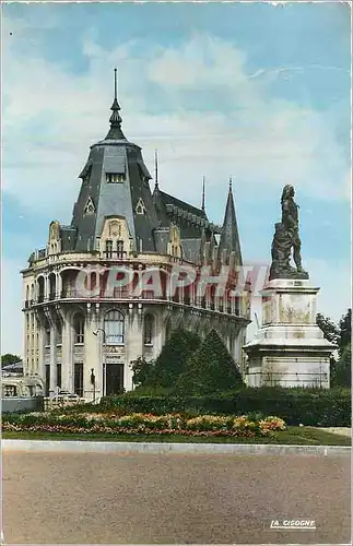 Cartes postales moderne Chartres Eure et Loir La poste et la statue de Marceau