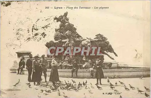 Cartes postales LYON Place des terreaux - Les Pigeons