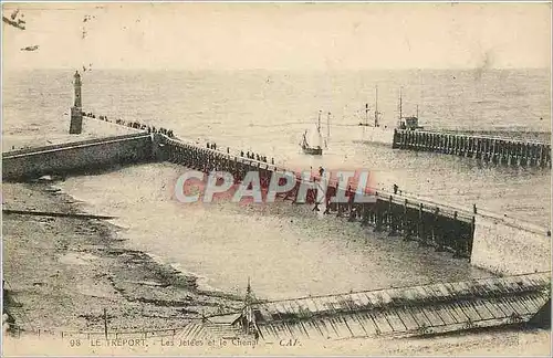 Cartes postales Le Treport Les Jetees et le Chenal  Phare