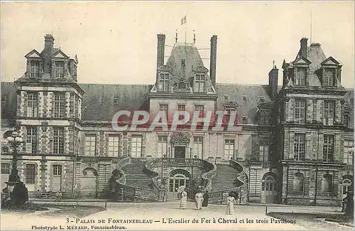 Cartes postales Palais de Fontainebleau - L'escalier du Fer � cheval et les trois Pavillons