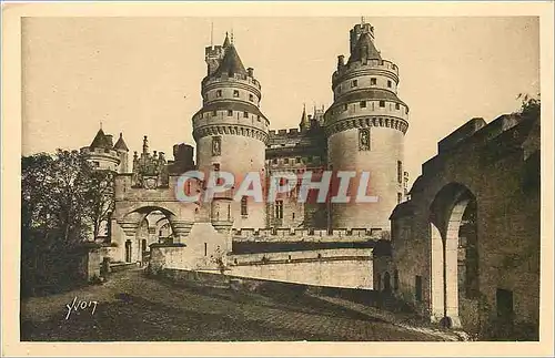 Cartes postales Ch�teau de Pierrefonds l'entree du ch�teau et tours Charlemagne