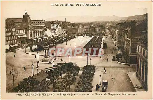 Cartes postales Clermont-Ferrand place de Jaude vue sur le plateau de Gergovia et Montrognon