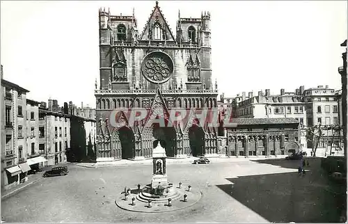 Cartes postales moderne Lyon Place et Cathedrale Saint Jean a droite la Manecanterie